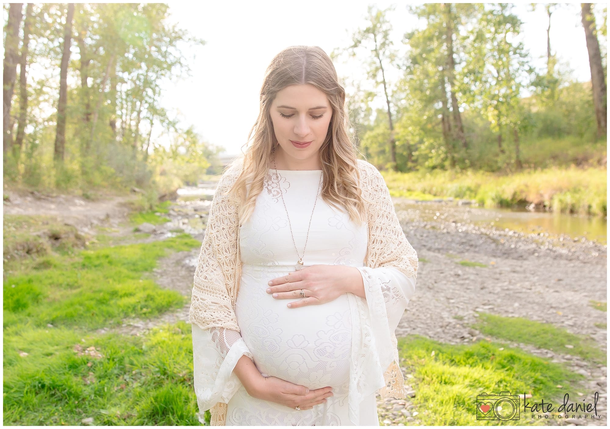 waiting-for-baby-Kate-Daniel-Photography-maternity-photographer-looking-at-belly