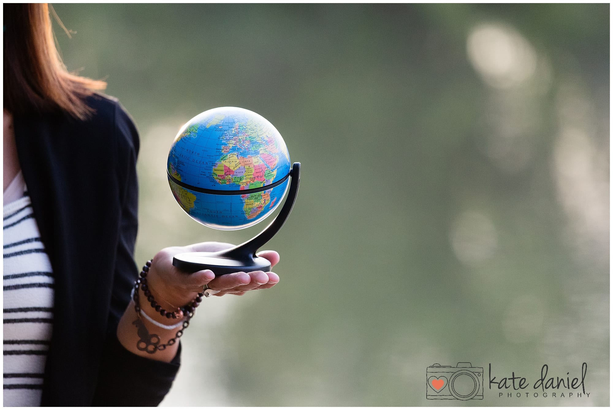 Kate-Daniel-Photography-Calgary-personal-brand-photographer-holding-globe