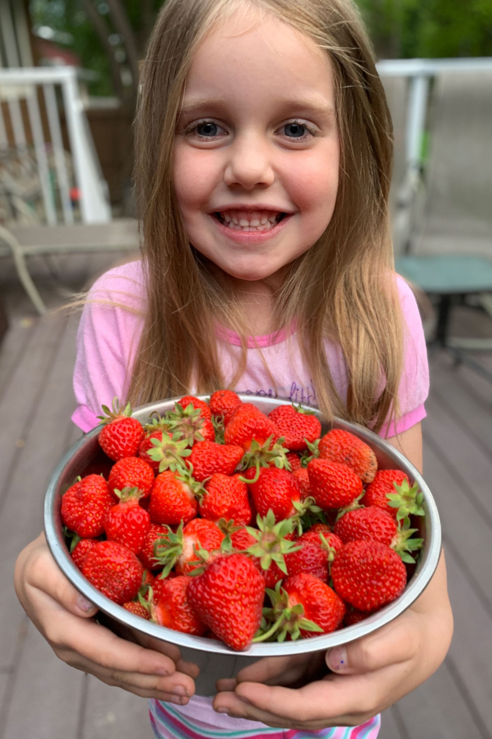 girl-with-strawberries